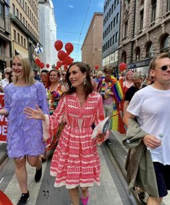 ​芬兰37岁女总理高调出街，化烟熏妆着红裙变艳女郎，帅老公很般配