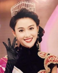 ​港姐梁小冰：与丈夫结婚20年恩爱至今，她活成了女人羡慕的样子