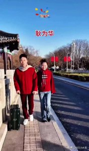 ​耿为华带新婚妻子回家过年，夫妻俩穿红衣好喜庆，手牵手超甜蜜