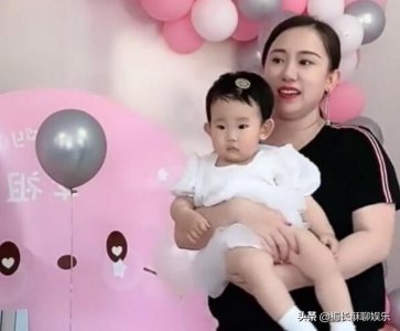 ​赵本山徒弟丫蛋全家福，二婚丈夫小鹏飞抱女儿出镜，画面温馨幸福