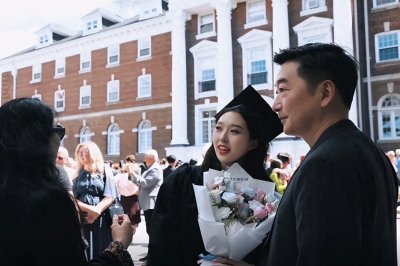 ​“百花影后”刘欣，丈夫原来是演员邵峰，18岁女儿亭亭玉立气质佳