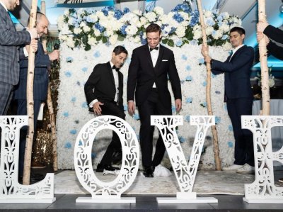 ​40岁班杰明大婚！与同性“丈夫”甜蜜亲吻，两人浪漫交换婚戒