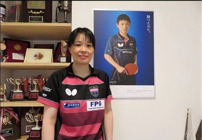 ​她与邓亚萍、乔红做过队友，后与丈夫入日籍，儿子成国乒最强对手