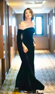 ​精致优雅，端庄大方，气质出众的吴越，楚楚动人的写真照