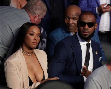 ​看过詹姆斯妻子和韦德妻子，再看看科比妻子，三人差距很大