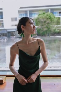 ​国际名模王诗晴晒出绿色裙子写真，低胸大露背充满初夏气息