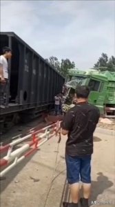 ​制动失灵！一辆大货车与火车相撞……