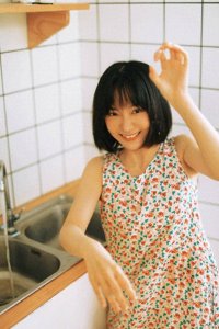 ​卜冠今全新夏日写真，穿碎花裙释放灵动少女感，有被惊艳到