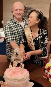 ​翁静晶携丈夫庆祝58岁生日，被何猷彪宠成公主，夫妻俩已移居广州