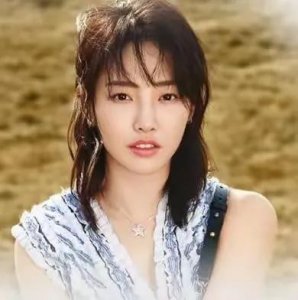 ​40岁白百何与丈夫张思麟一家三口罕见现身，网友：新家庭也很温