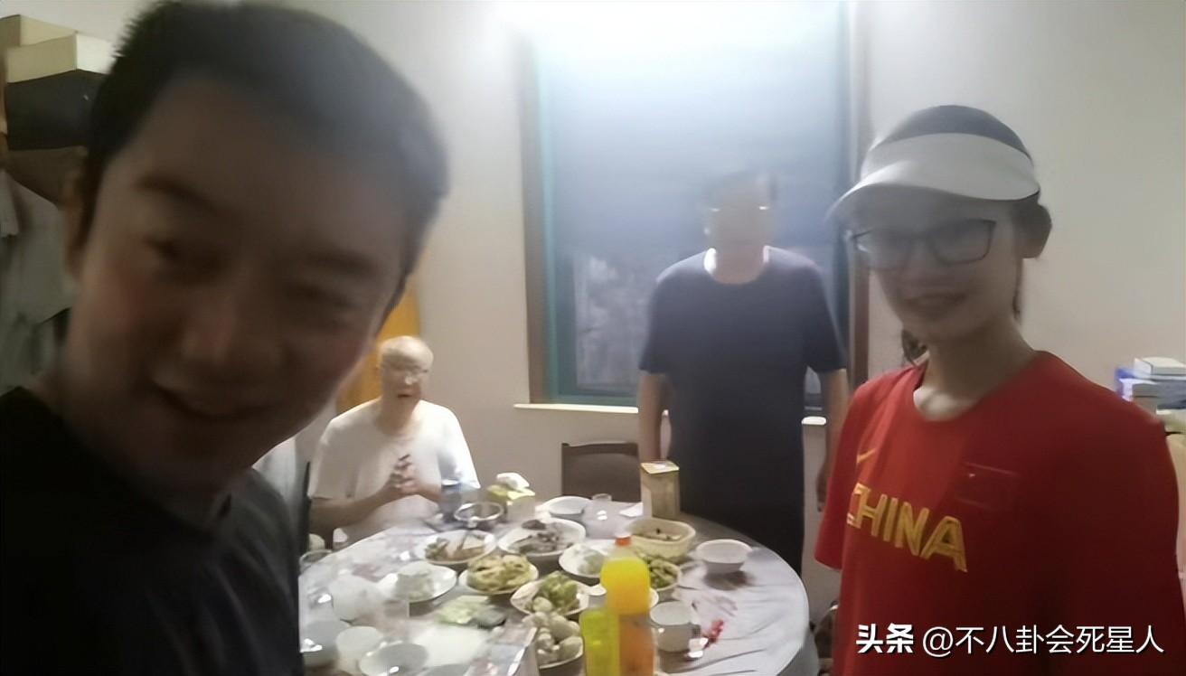 苗苗个人资料简介及家境(才第一次上综艺秀恩爱,郑恺苗苗就被全网预言要“离婚”了?)