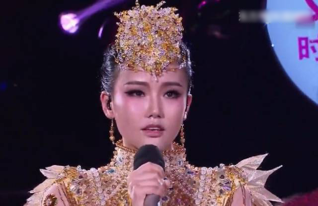 萨顶顶的“毁灭史”,她的故事远比你想象得更恶劣