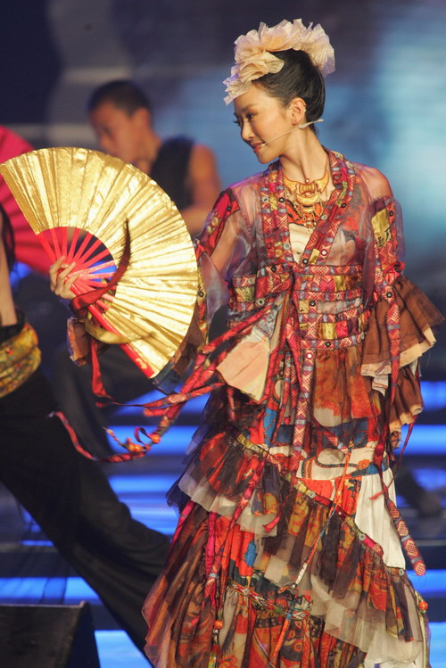 萨顶顶的“毁灭史”,她的故事远比你想象得更恶劣