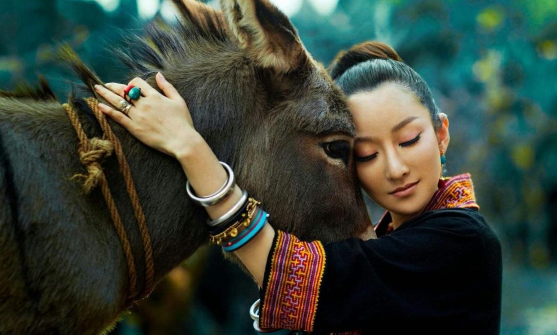 萨顶顶的“毁灭史”,她的故事远比你想象得更恶劣