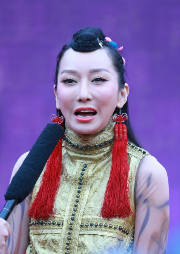 萨顶顶的“毁灭史”,她的故事远比你想象得更恶劣