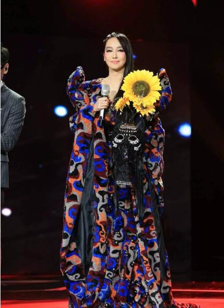 萨顶顶的“毁灭史”,她的故事远比你想象得更恶劣