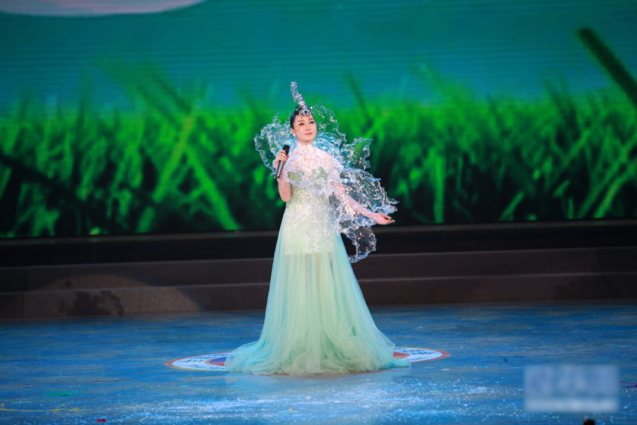 萨顶顶的“毁灭史”,她的故事远比你想象得更恶劣