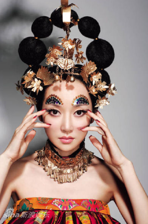 萨顶顶的“毁灭史”,她的故事远比你想象得更恶劣