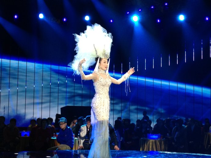 萨顶顶的“毁灭史”,她的故事远比你想象得更恶劣