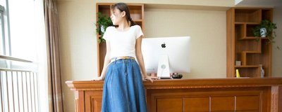 ​高腰牛仔阔腿裤搭配什么上衣