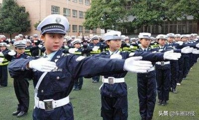 ​教你交警手势口诀，记住它，开车就没那么难了
