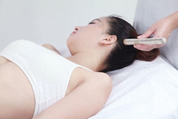 浮白穴属足少阳胆经,主要功效理气止痛