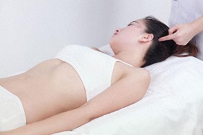 ​浮白穴属足少阳胆经，主要功效理气止痛