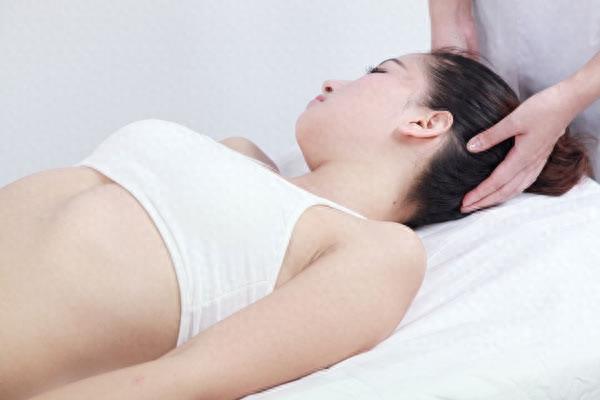 浮白穴属足少阳胆经,主要功效理气止痛