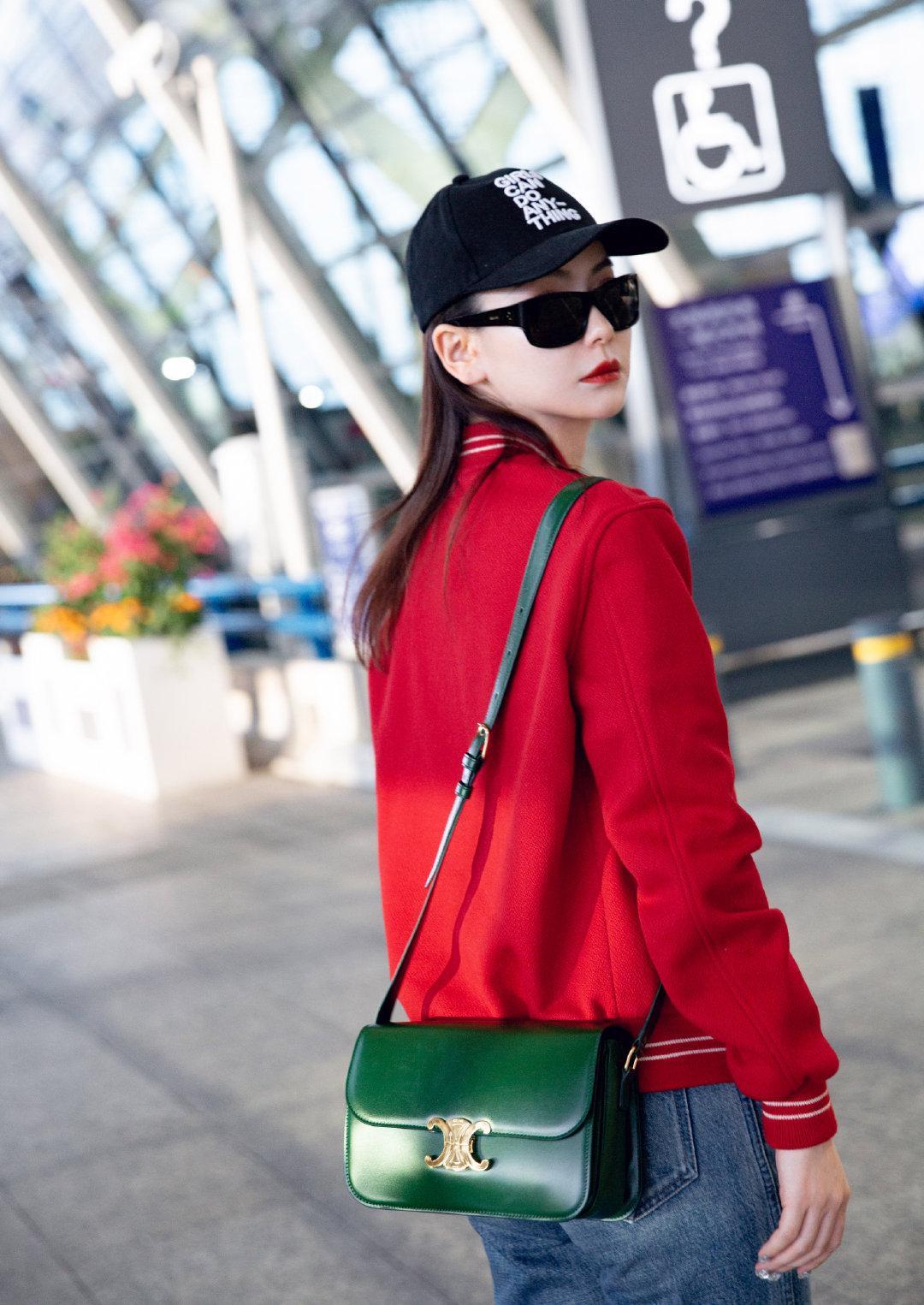 戚薇的性感有增无减,穿镂空包臀龙纹旗袍,优雅与霸气并存