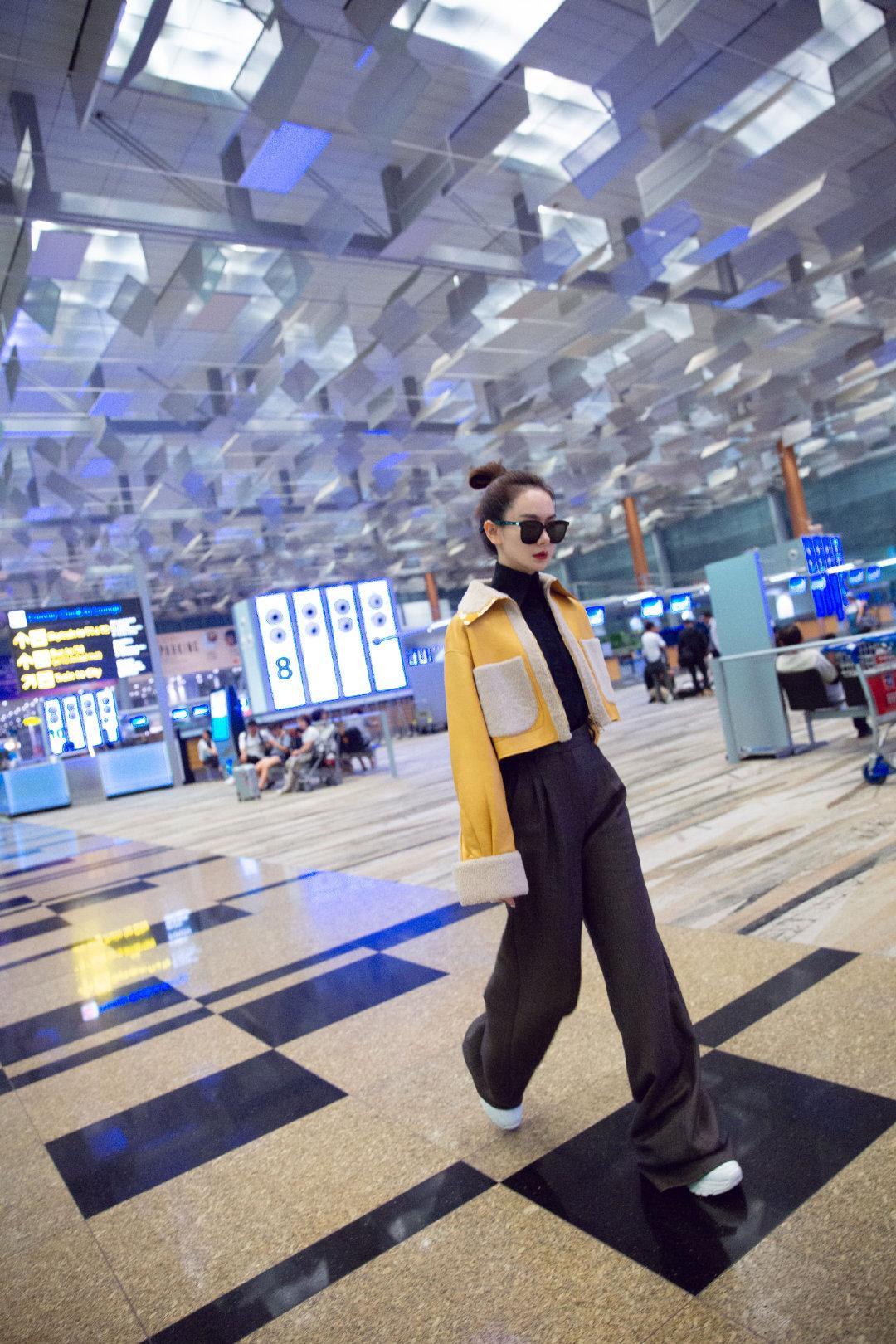 戚薇的性感有增无减,穿镂空包臀龙纹旗袍,优雅与霸气并存