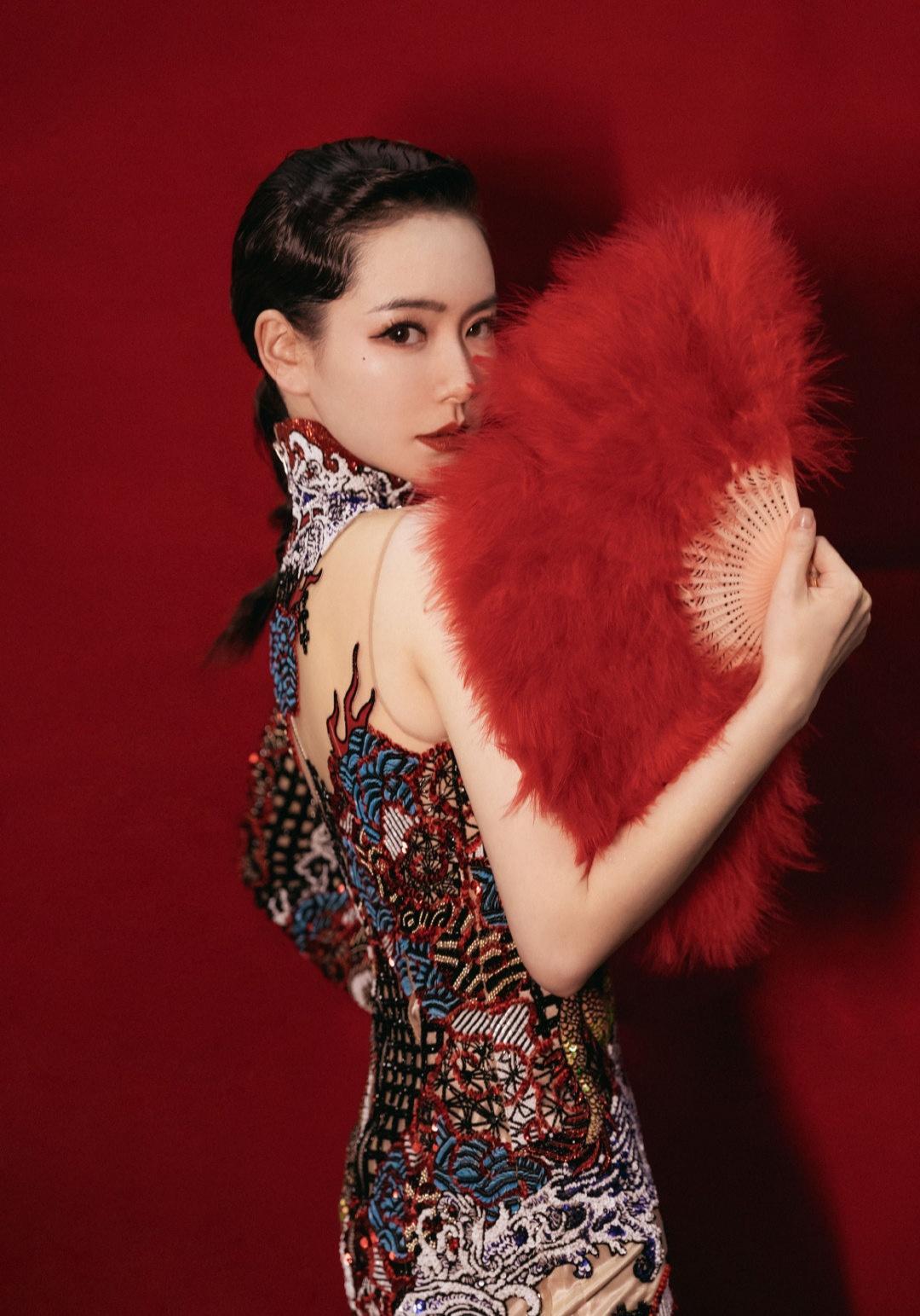 戚薇的性感有增无减,穿镂空包臀龙纹旗袍,优雅与霸气并存