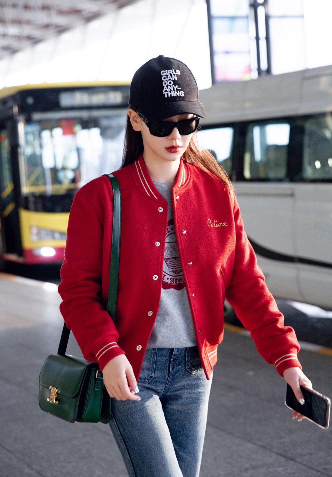 戚薇的性感有增无减,穿镂空包臀龙纹旗袍,优雅与霸气并存