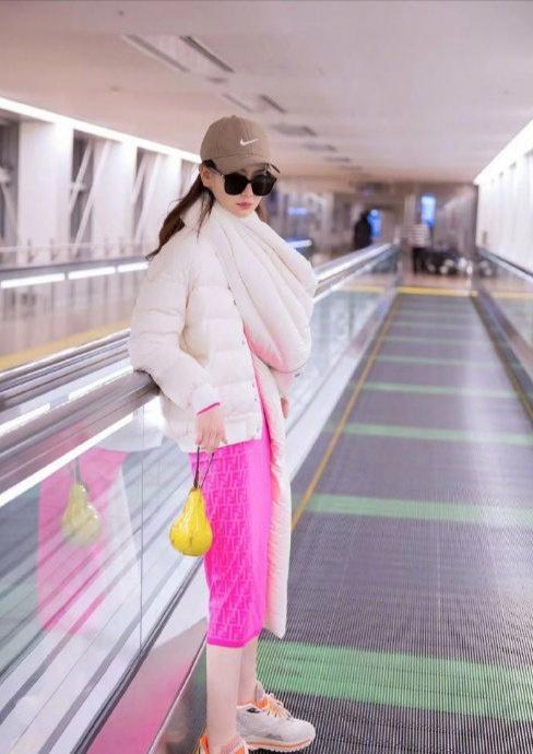 戚薇的性感有增无减,穿镂空包臀龙纹旗袍,优雅与霸气并存