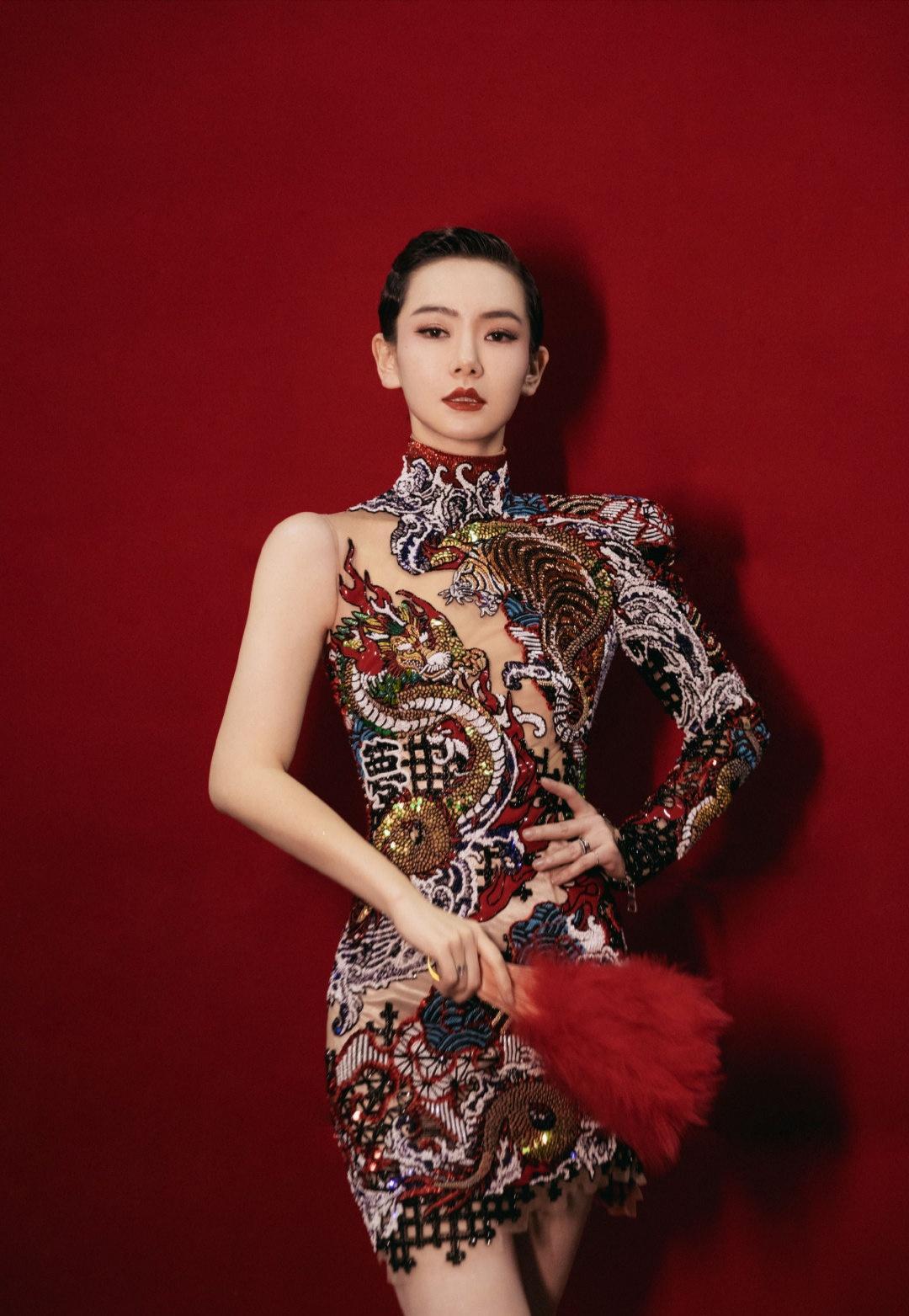 戚薇的性感有增无减,穿镂空包臀龙纹旗袍,优雅与霸气并存