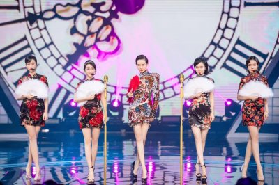 ​戚薇的性感有增无减，穿镂空包臀龙纹旗袍，优雅与霸气并存