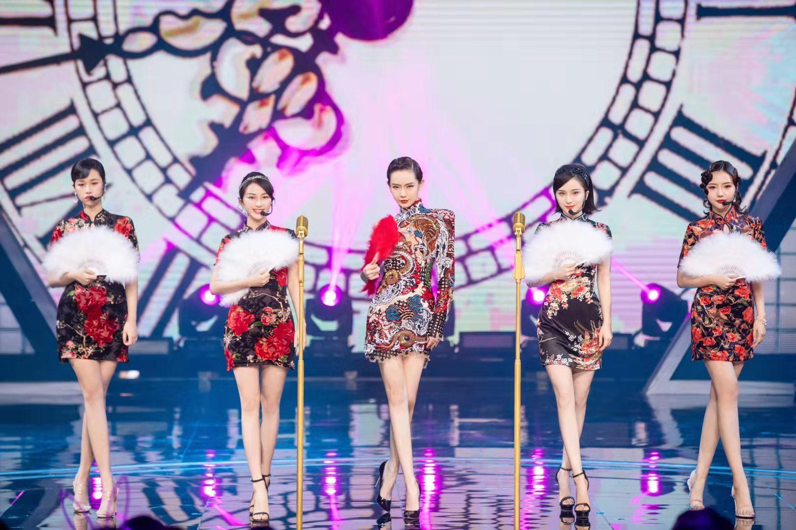 戚薇的性感有增无减,穿镂空包臀龙纹旗袍,优雅与霸气并存