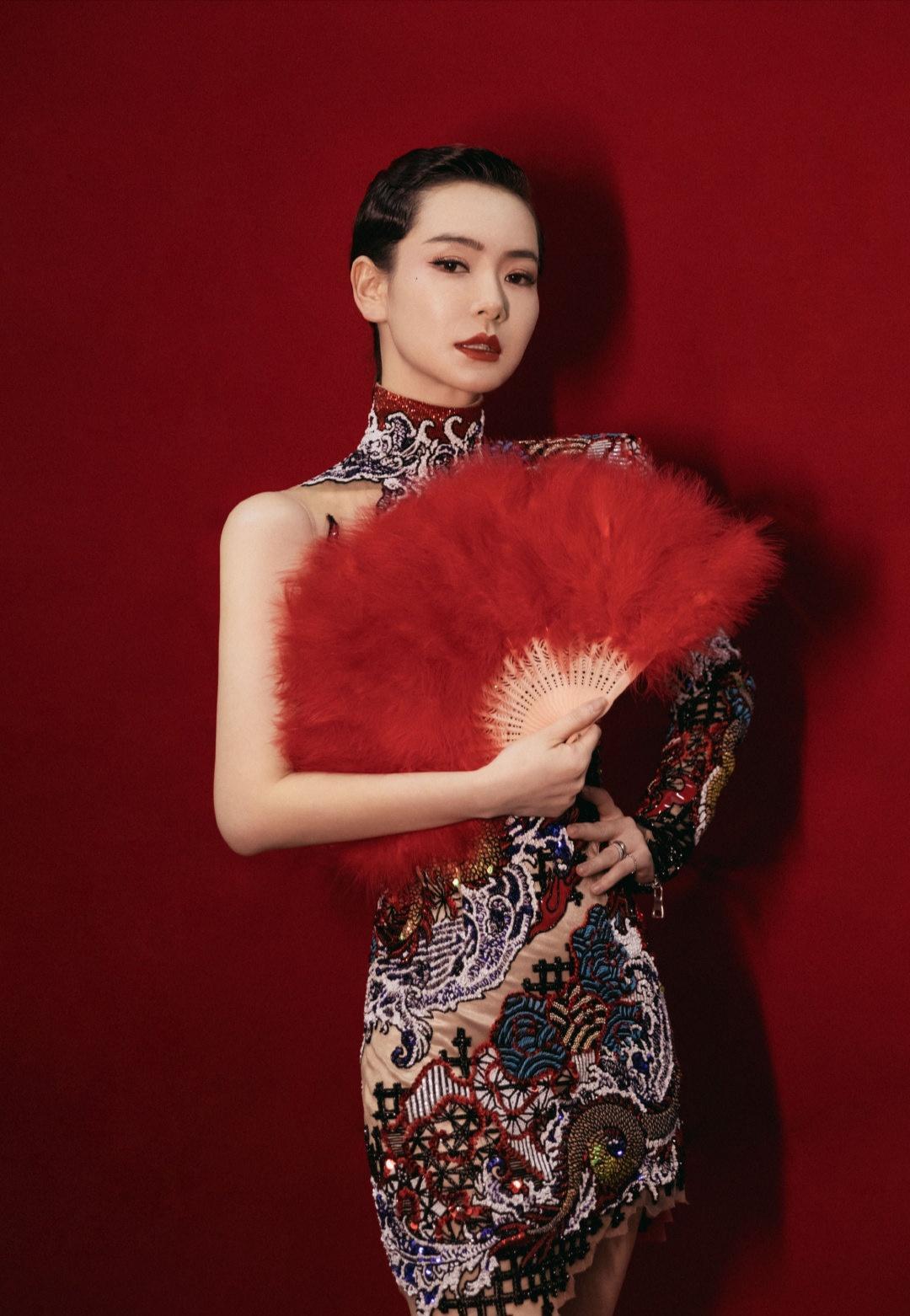 戚薇的性感有增无减,穿镂空包臀龙纹旗袍,优雅与霸气并存