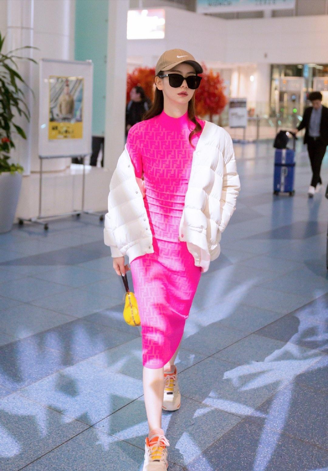 戚薇的性感有增无减,穿镂空包臀龙纹旗袍,优雅与霸气并存