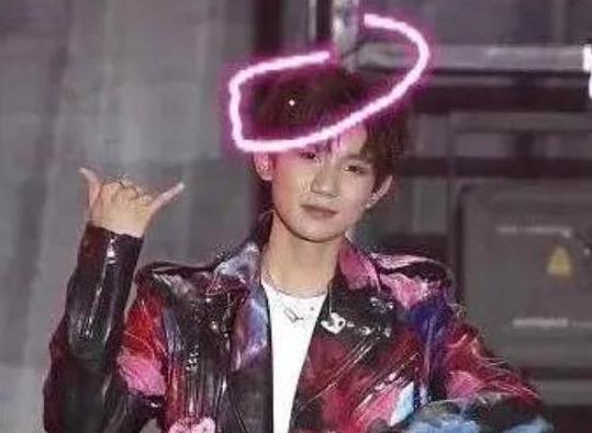 TFBOYS五周年演唱会出现激光笔照人事件,王源工作室报平安