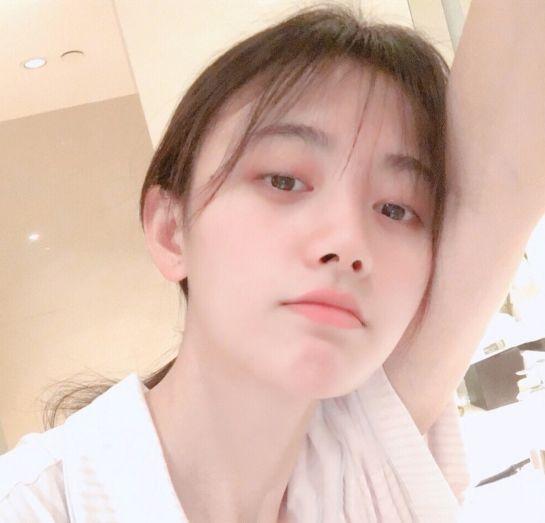 鞠婧祎直接素颜出镜,皮肤紧致如珍珠,谁还敢“黑”她颜值?