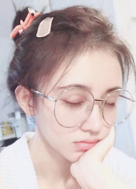 鞠婧祎直接素颜出镜,皮肤紧致如珍珠,谁还敢“黑”她颜值?