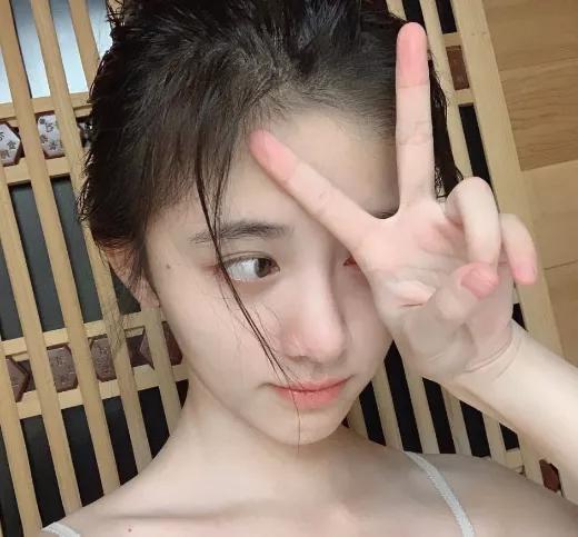 鞠婧祎直接素颜出镜,皮肤紧致如珍珠,谁还敢“黑”她颜值?