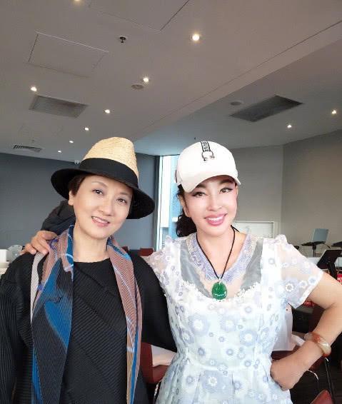 刘晓庆邓婕两代王熙凤罕见同框,少女感十足的刘晓庆赢了