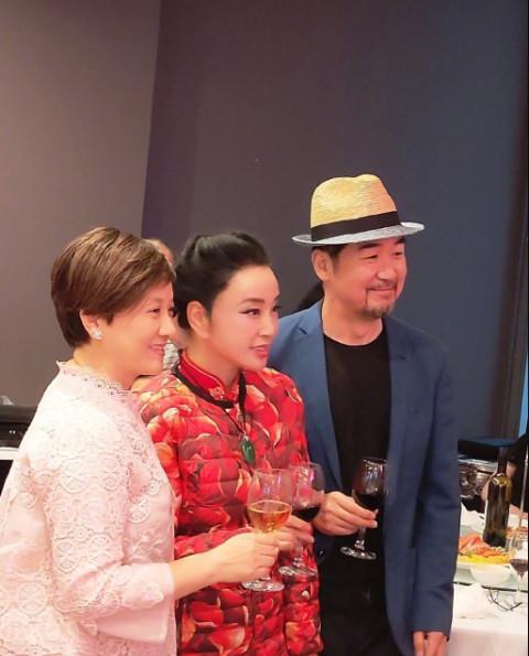 刘晓庆邓婕两代王熙凤罕见同框,少女感十足的刘晓庆赢了