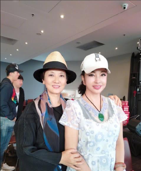 刘晓庆邓婕两代王熙凤罕见同框,少女感十足的刘晓庆赢了