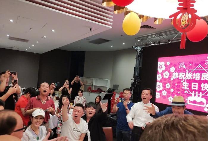 刘晓庆邓婕两代王熙凤罕见同框,少女感十足的刘晓庆赢了