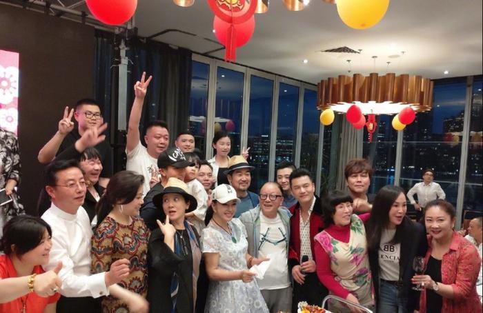 刘晓庆邓婕两代王熙凤罕见同框,少女感十足的刘晓庆赢了