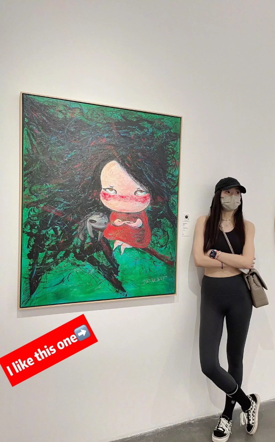 女星周韦彤参观画展写真,姣好身材人比画好看