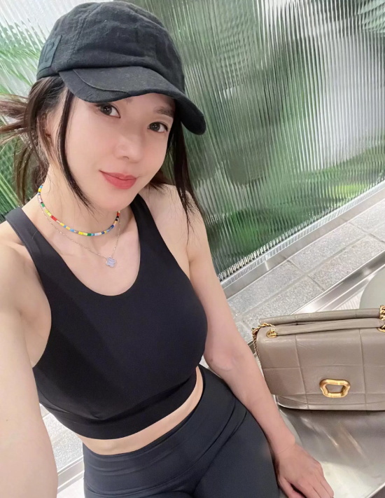 女星周韦彤参观画展写真,姣好身材人比画好看