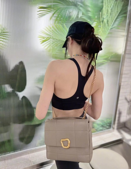 女星周韦彤参观画展写真,姣好身材人比画好看